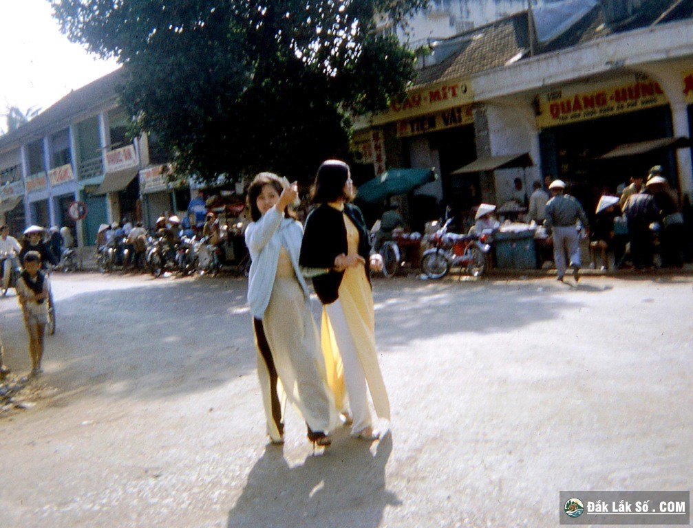 027 Ban Me Thuot, girls downtown