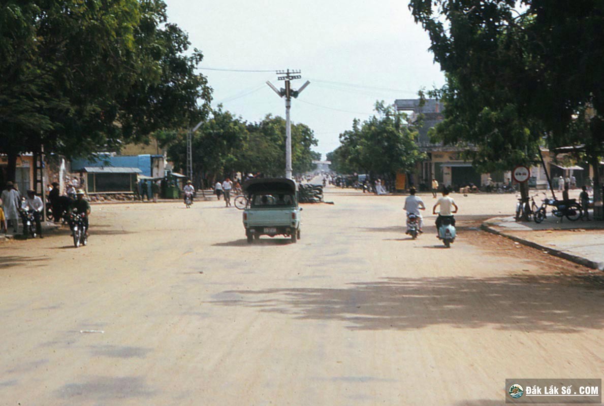 Trục đường chính của thị xã Tuy Hòa, Phú Yên năm 1970-1971.