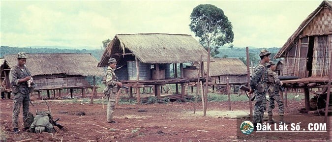 Binh lính Sài Gòn kiểm tra một bản của người dân tộc ở Tây Nguyên năm 1967. Ảnh: 1-22infantry.org.