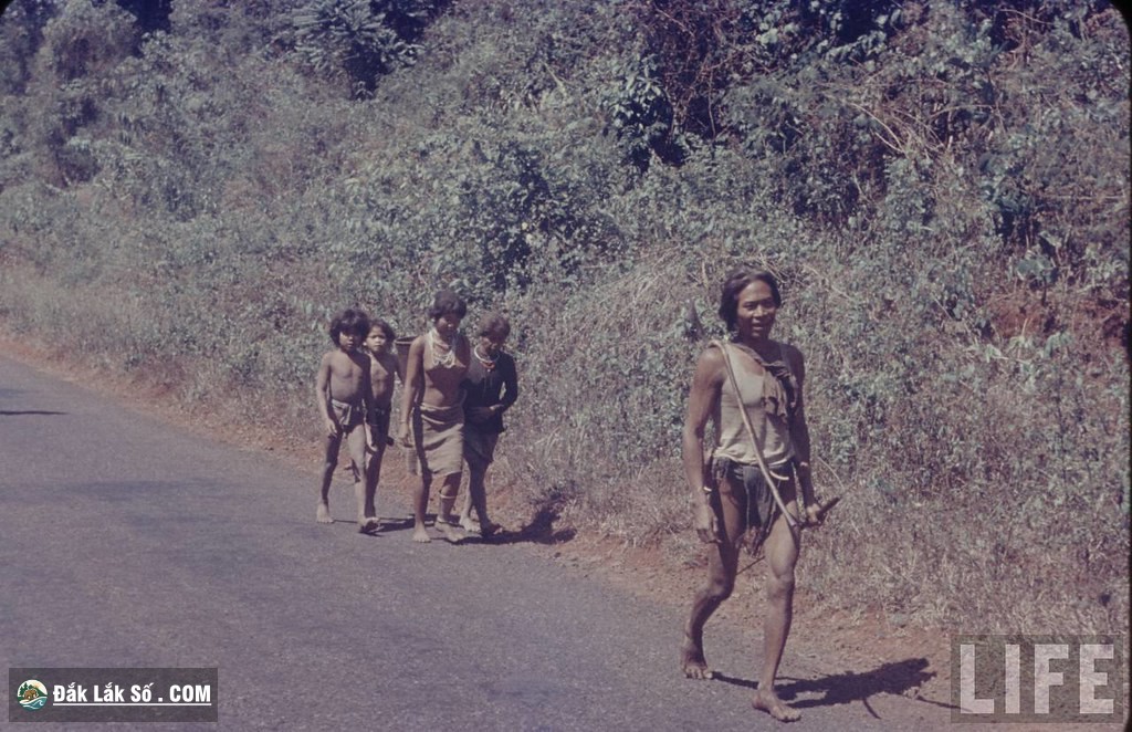 cuoc song o buon ma thuot nam 1957 qua anh cua tap chi life Hinh 7