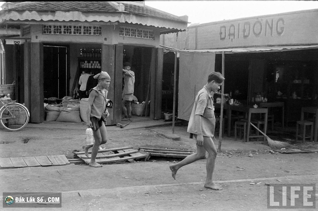 Một góc phố Buôn Ma Thuột năm 1957. Ảnh: Life.