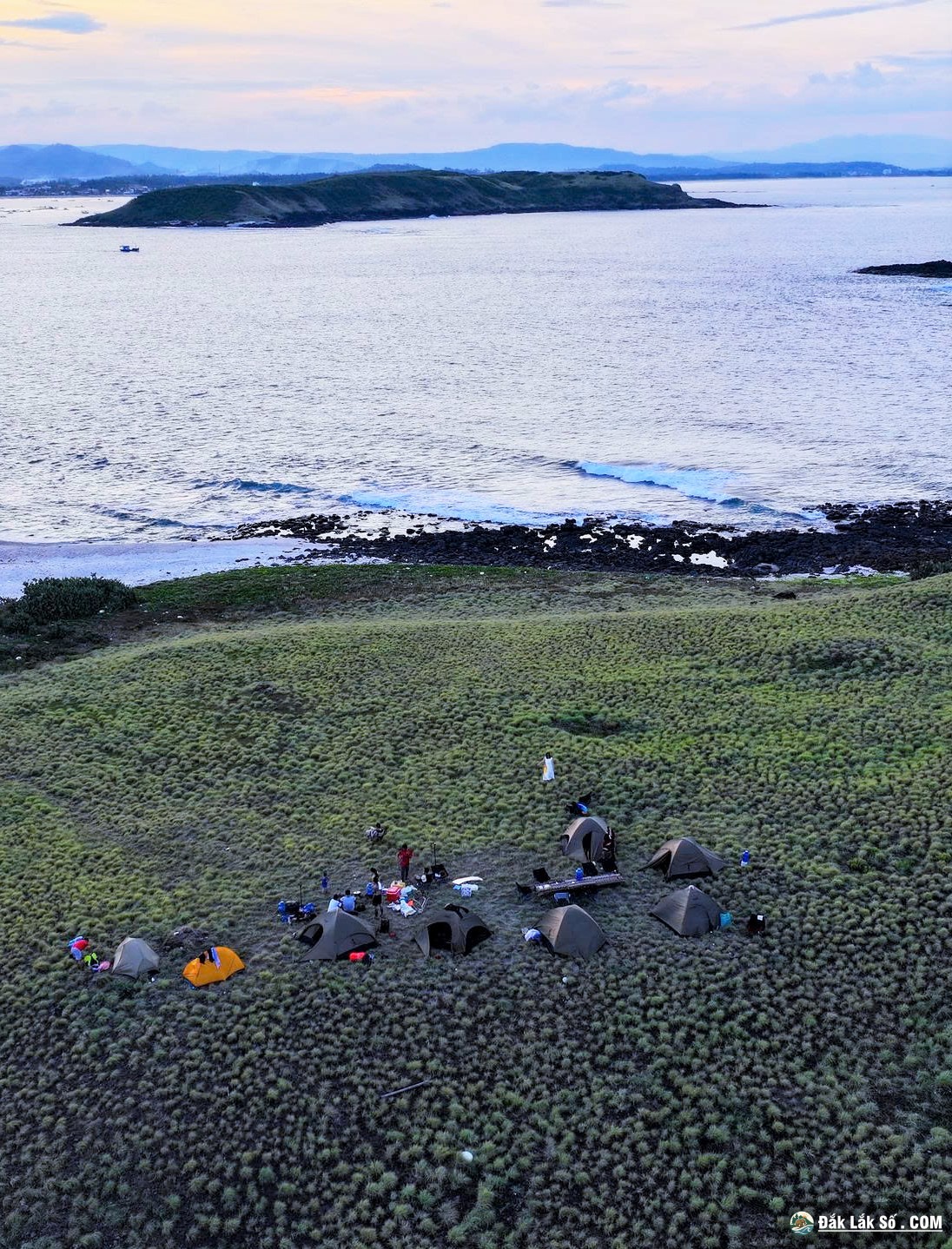 Anh Đoàn Văn Tố (travel blogger Tố Đen) từng nghe người quen nhắc đến Hòn Dứa ở Phú Yên cũ, nay thuộc Đắk Lắk. Đam mê du lịch và khám phá những vùng đất mới mẻ của miền Trung, anh Tố Đen rủ bạn bè cùng tới Hòn Dứa cắm trại 2 ngày một đêm.