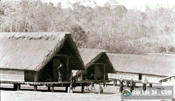 Buôn làng Êđê xưa. Ảnh tư liệu