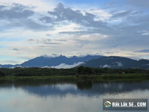 nui vong phu truoc hoang hon