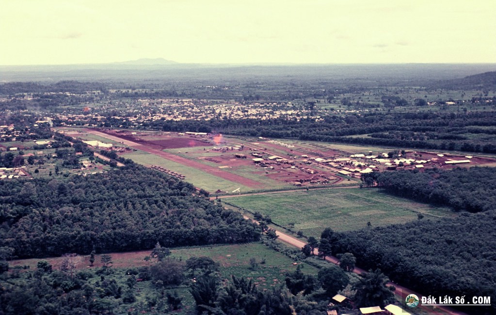 Sân bay Buôn Ma Thuột nhìn từ máy bay, 1967. Sân bay này do người Pháp xây dựng năm 1950, năm 1968 được phục hồi và đưa vào sử dụng năm 1970 với tên gọi phi trường Phụng Dực (chim phượng bay).